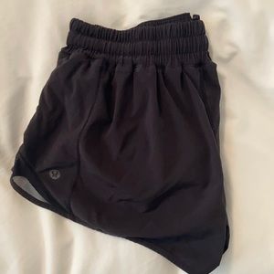 Lululemon low rise Hotty Hot short 2.5"